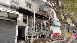 asi quedo el supermercado incendiado a metros de plaza moreno asi quedo el supermercado incendiado a metros de plaza moreno