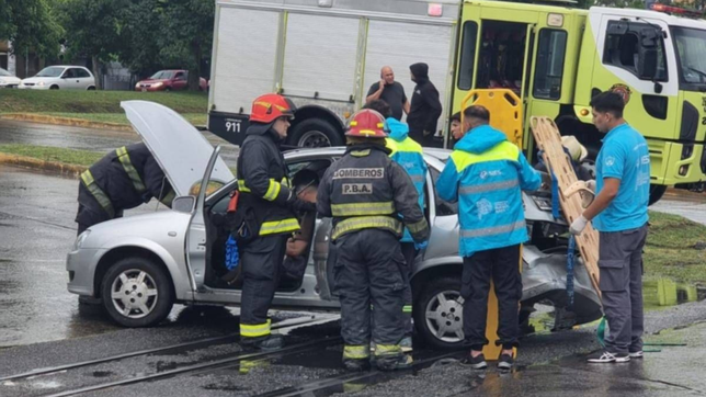 un fuerte choque en la plata entre un micro y un uber dejo a una mujer atrapada