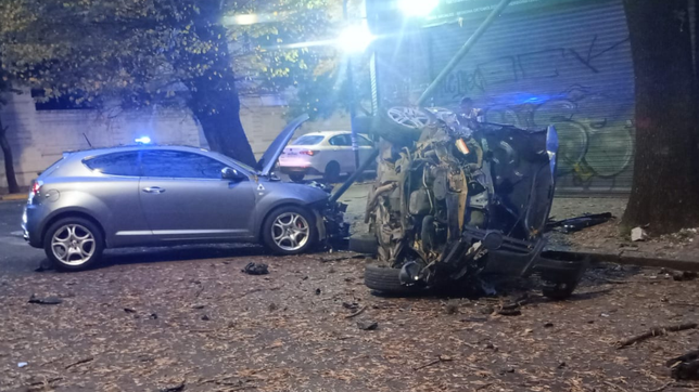 impresionante choque y vuelco en el centro termino con un hombre herido