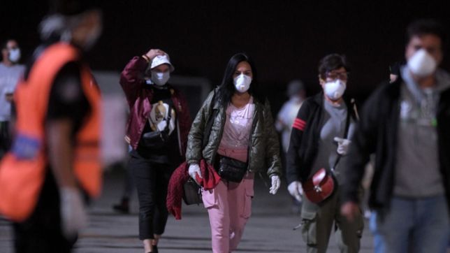 el gobierno evalua aumentar la cantidad de personas habilitadas para viajar al exterior