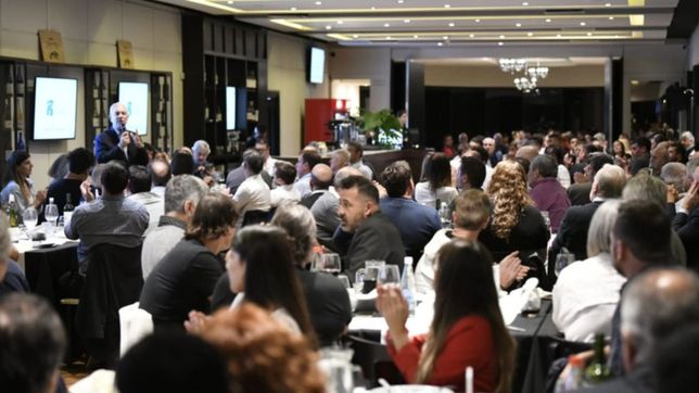 julio alak se reunio junto a 160 dirigentes de instituciones deportivas de la plata