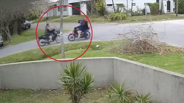 les pedi por favor que no saquen el arma: motochorros asaltaron a una mujer en la plata