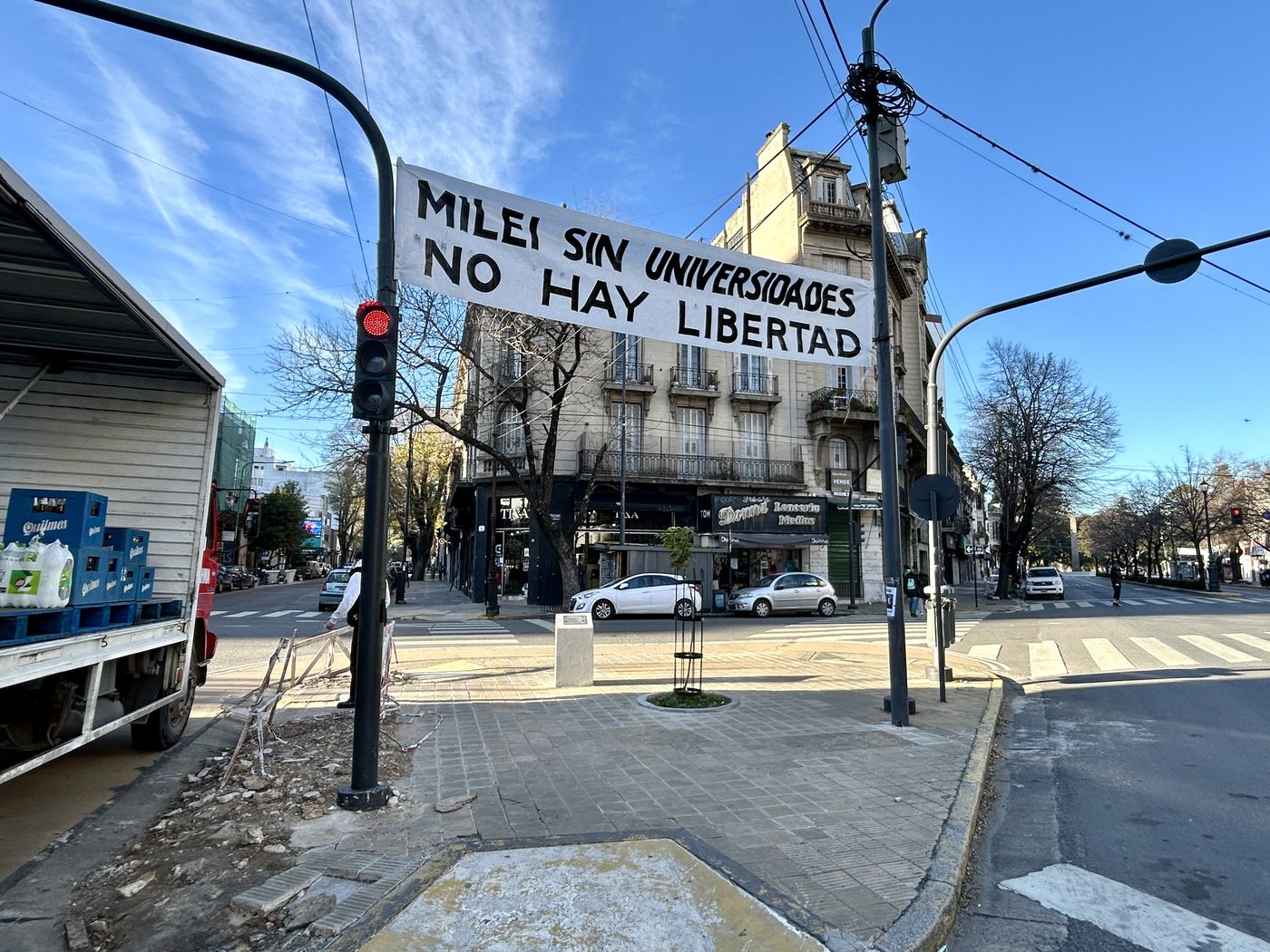 Uno de los pasacalles dedicados a Javier Milei se encuentra en 5 y diagonal 80.