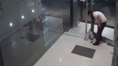 VIDEO: Forzó la puerta de un edificio, ingresó y se robó una bicicleta
