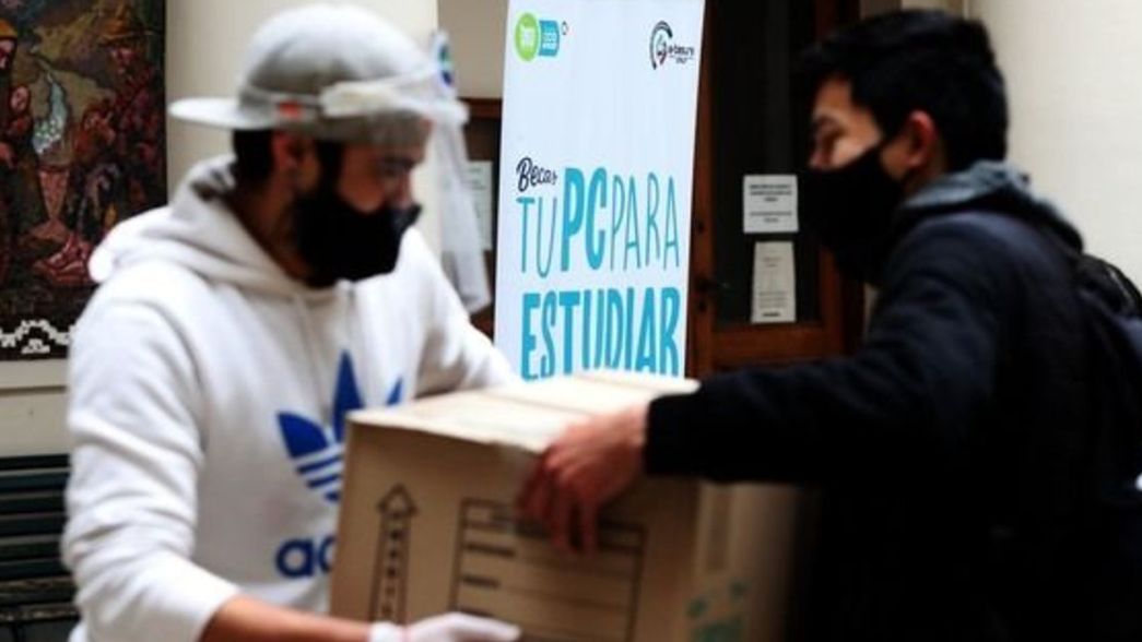 La UNLP entregó computadoras y notebooks gratis a sus estudiantes