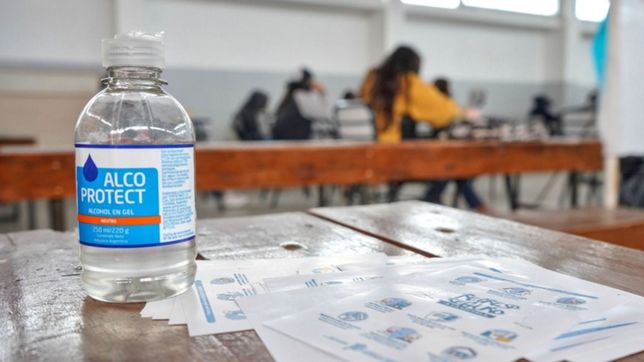 aislan cursos en varias escuelas de la plata por una ola de brotes de coronavirus