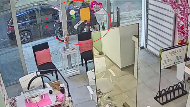 en 10 segundos, dos ladrones robaron una moto a metros de tribunales