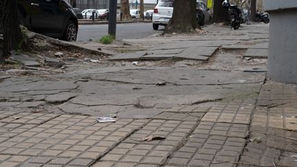 Lanzan una campaña para recuperar las veredas y explican qué baldosas corresponden según la calle