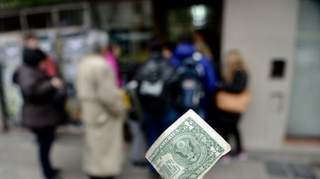 el dolar se volvio a disparar en el arranque de la semana
