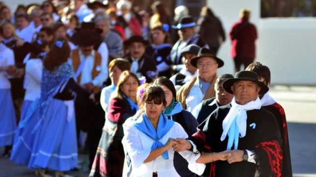 ensenada va en busca de un pericon record con mas de 2 mil bailarines en escena