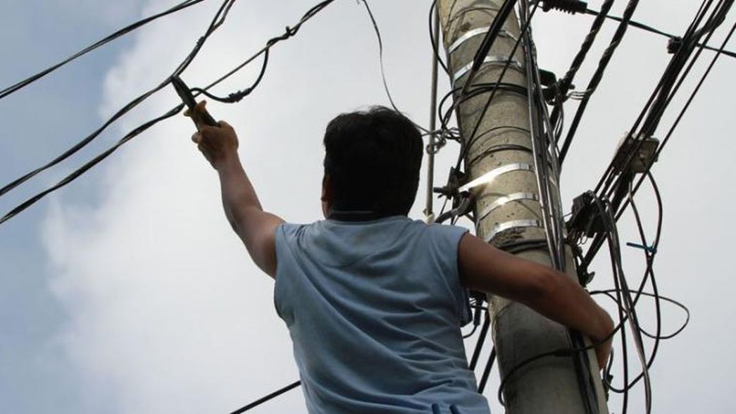Vecinos denuncian que delincuentes cortan la luz en las viviendas para meterse a robar