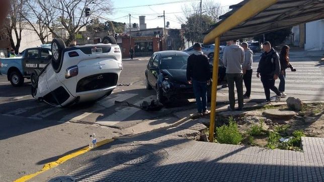 fuerte choque en la plata: un auto termino volcando en una esquina de avenida 7