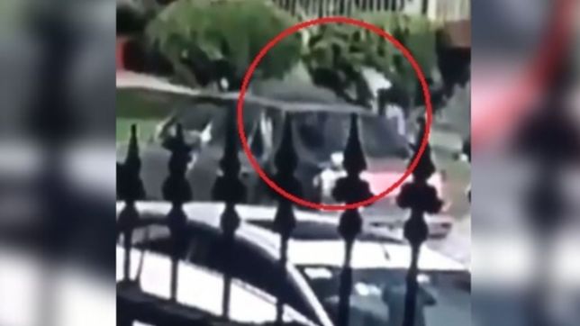 video: asi abrieron un auto y se llevaron la sillita de un bebe en la plata