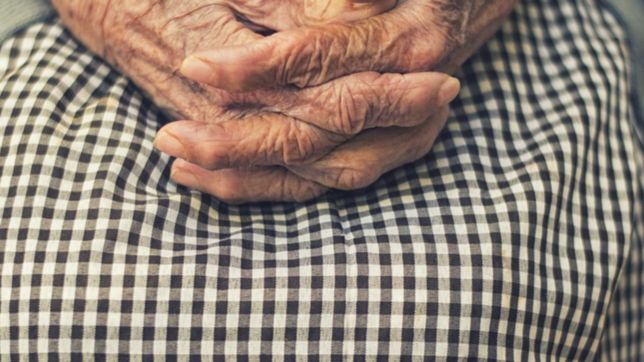 golpes, asfixia con una almohada y amenazas: el calvario de una abuela de la plata