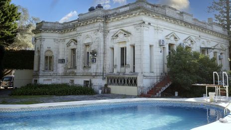 El fascinante palacete escondido en el Casco Urbano que tiene vitrales, ocho ambientes y pileta y está a la venta El fascinante palacete escondido en el Casco Urbano que tiene vitrales, ocho ambientes y pileta y está a la venta