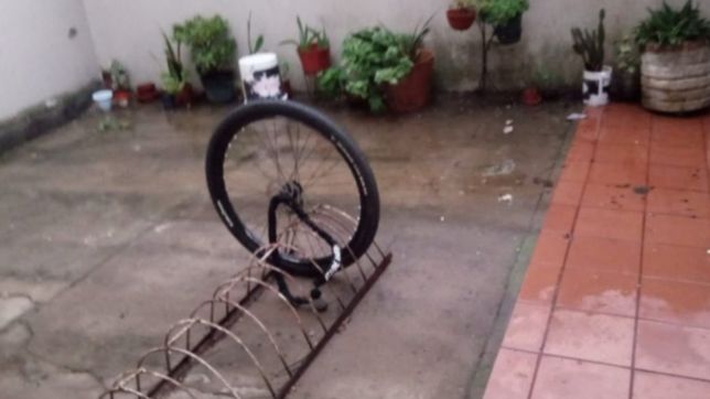 saquearon el bicicletero de un edificio de la plata y solo dejaron una rueda