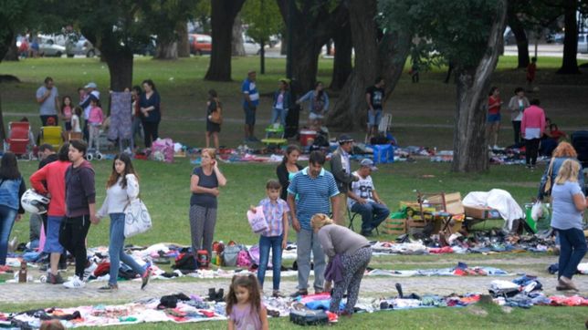 el municipio vuelve a la carga contra los feriantes ilegales de parque saavedra