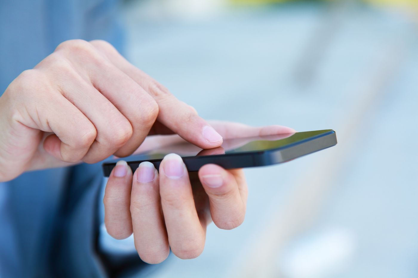 Mano mujer celular 1.jpg