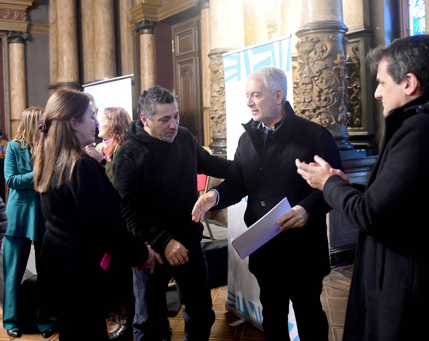 El intendente de La Plata, Julio Alak, encabezó el acto de reparación de legajos de dos trabajadores municipales.