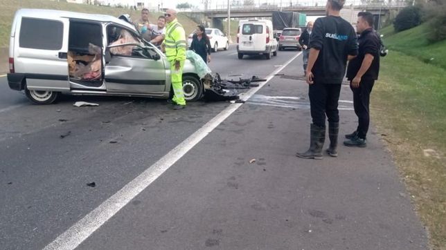 impresionante choque de una camioneta que llevaba carne en la autopista la plata - bs.as.
