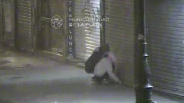 video: asi detuvieron a dos nenes que forzaron la persiana de un local centrico para robar