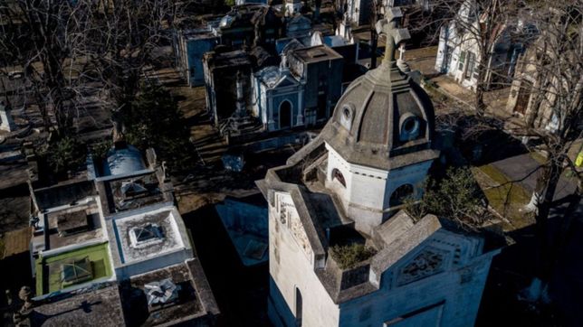 ingresaron de noche al cementerio de la plata y se robaron placas de bronce
