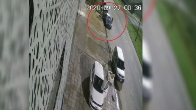 video: una mujer apedreo un auto estacionado en la plata y escapo