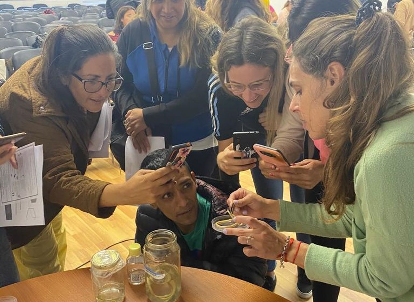 Los investigadores de la UNLP con las muestras recolectadas en los barrios populares