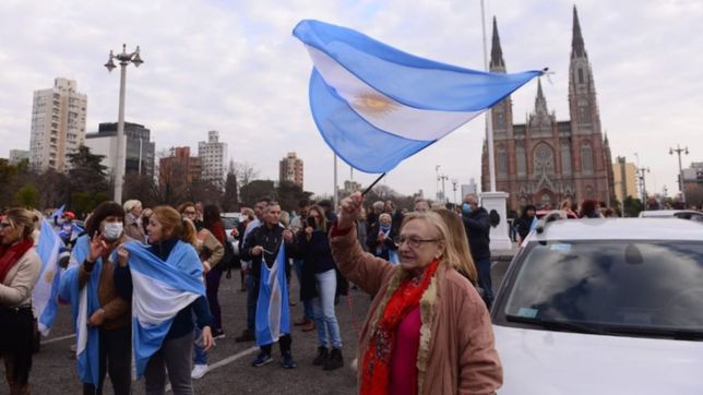 protesta contra el gobierno con banderas y cacerolas en la plata