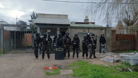 La Policía lo buscaba por un violento robo a una verdulería de La Plata y cayó con droga y municiones La Policía lo buscaba por un violento robo a una verdulería de La Plata y cayó con droga y municiones