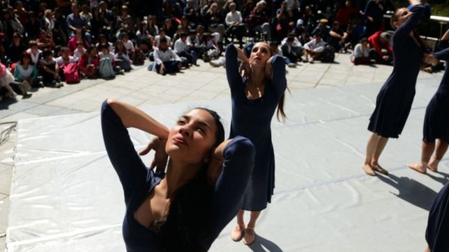 orquestas, coros y danzas en una colorida funcion de protesta en el teatro argentino