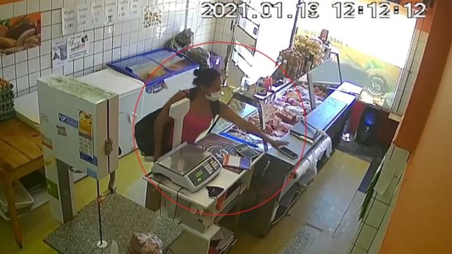video: en segundos, una mujer entro a una carniceria de la plata, robo un celular y huyo
