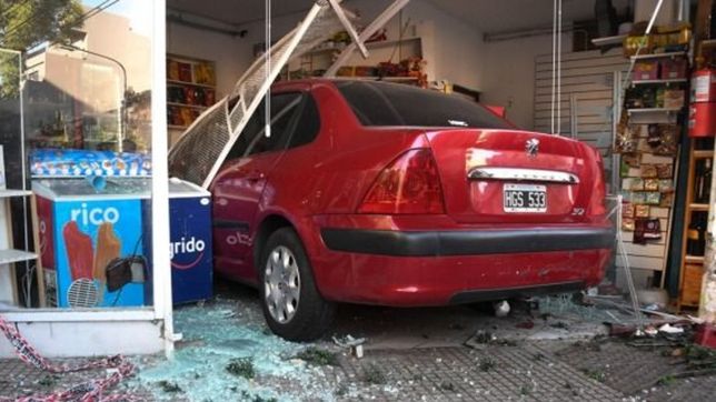 video: un auto se incrusto en un kiosco y por segundos no atropello a una persona