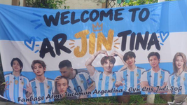 las banderas que preparan las fanaticas de bts para sus tres funciones en la plata