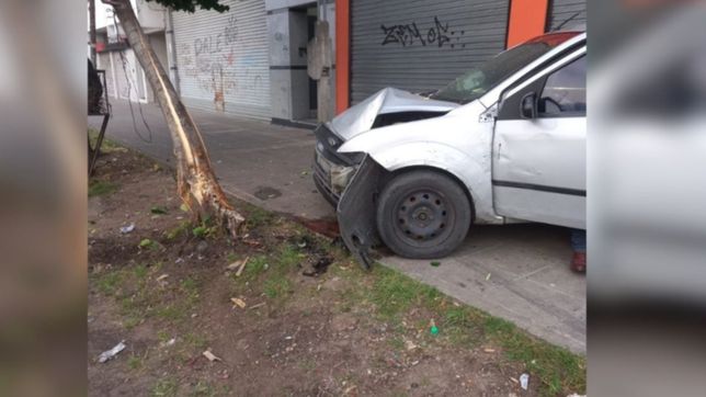 perdio el control del auto, choco contra un arbol y se salvo de milagro