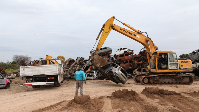 autorizaron la compactacion de mas de 140 vehiculos oficiales que estaban en desuso