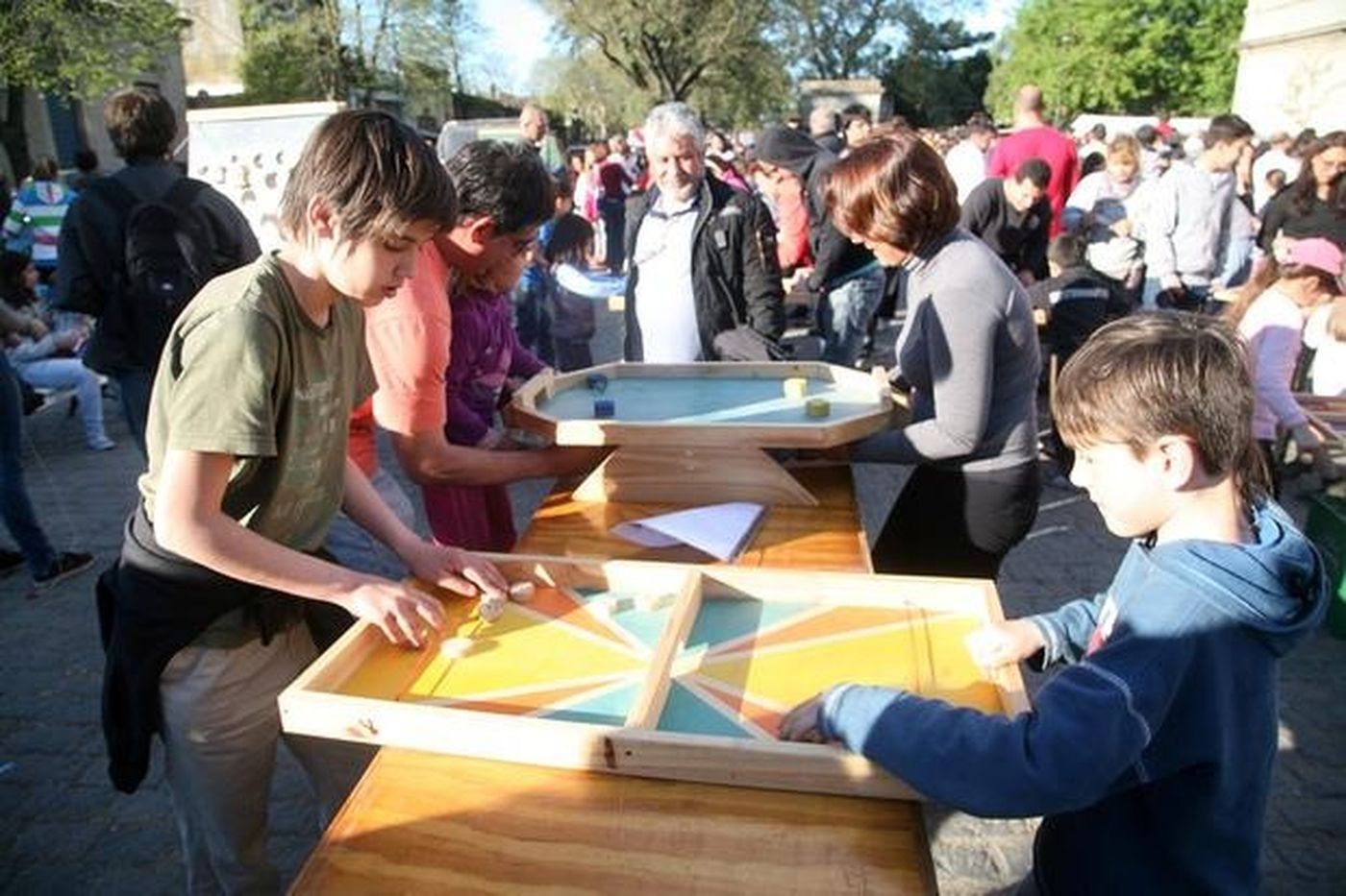 En el festival de juegos callejeros se busca que los chicos dejen el celular al menos por una tarde.