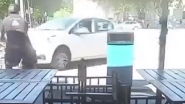 asi fue el impactante momento en que un hombre se descompenso, choco contra el pulpito y murio