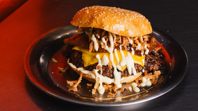 las tres marcas de morder toman meridiano v en el dia de la hamburguesa