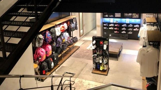 tres ladrones armados se metieron en una casa de deportes de la plata y la desvalijaron