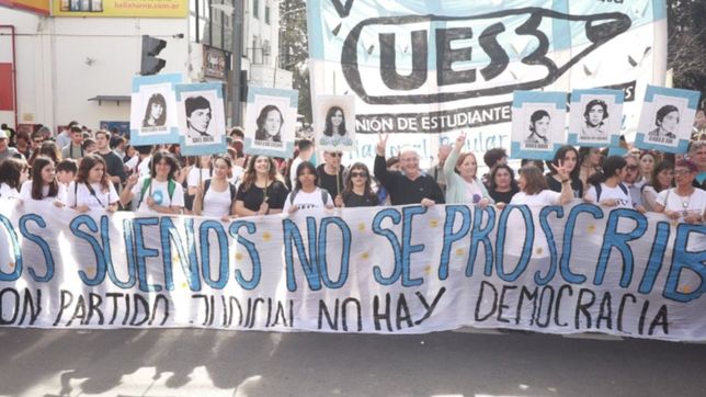 los estudiantes secundarios marcharon en la plata para recordar la noche de los lapices
