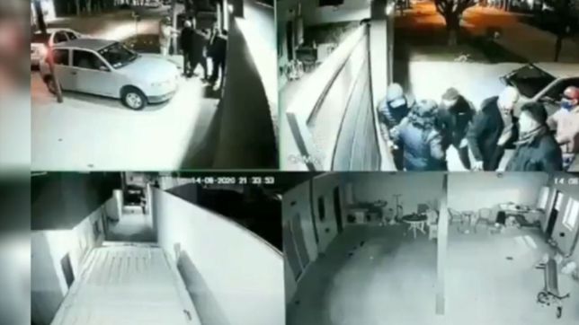 video: cuatro ladrones abordaron a una familia y protagonizaron una entradera en la plata