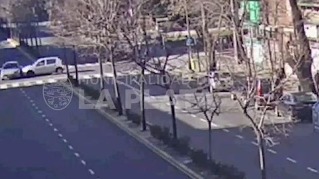video: chocaron a plena luz del dia en 7 y 58 y un auto termino arrancando un farol