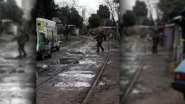 video: asi sacaban el explosivo de la casa del acusado de quebrarle el brazo a su bebe