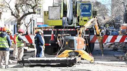 Así trabaja el robot especial para la demolición del depósito incendiado en La Plata