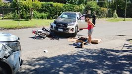 choco, resulto herido y lo taparon con cartones mientras esperaban por la ambulancia choco, resulto herido y lo taparon con cartones mientras esperaban por la ambulancia