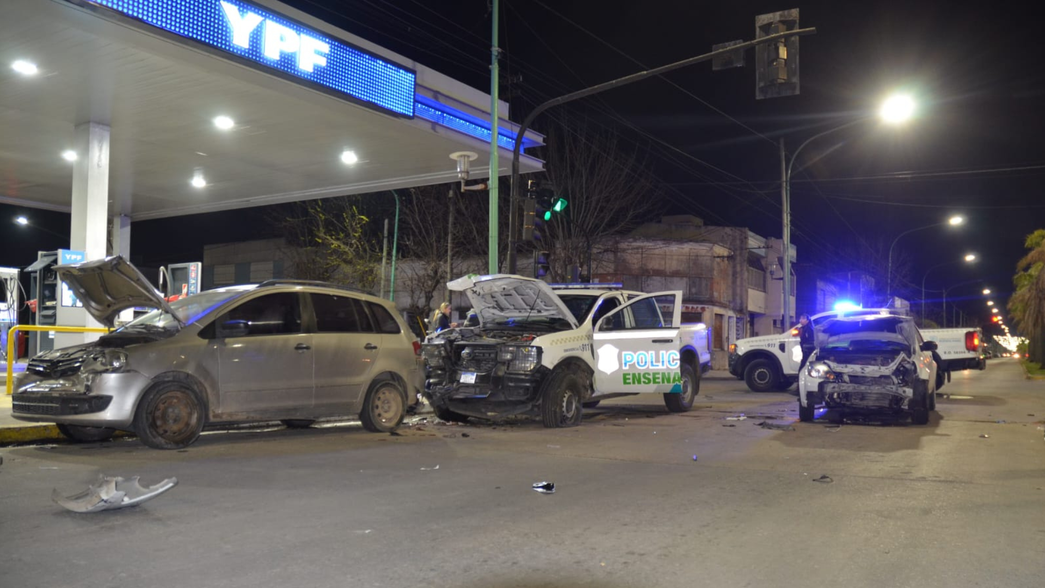 Un patrullero fue embestido por un auto y terminó chocando a otros dos vehículos