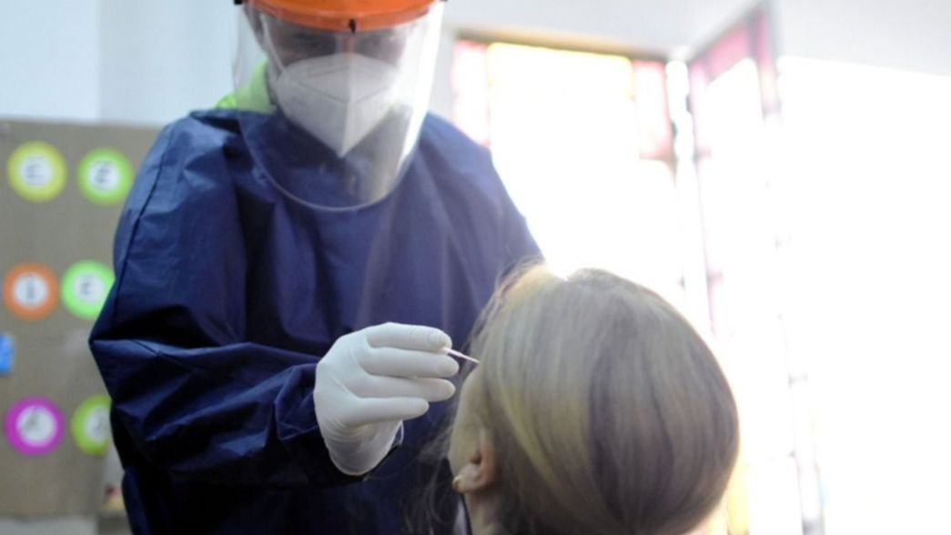 La cuarta ola de COVID-19 golpea a La Plata: los casos se triplicaron en una semana