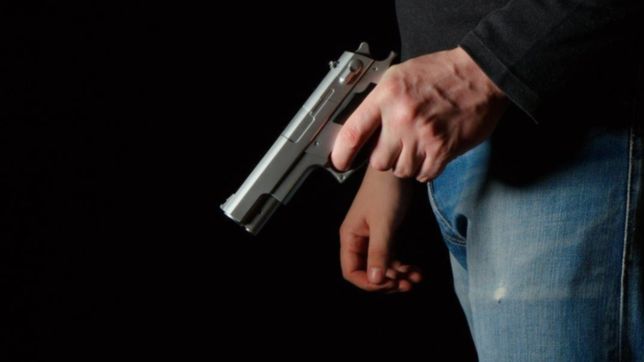 violencia en la plata: intervino en una pelea de pareja y baleo en el cuello a su vecino