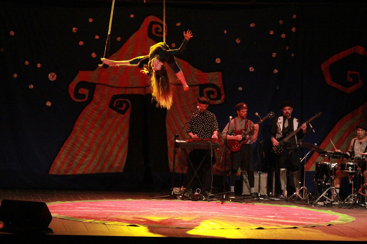 Un elenco de 12 personas integra la compañía artística entre payasos, músicos y actores y acróbatas. 